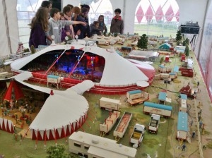 Admiration devant la maquette Mr Jet Circus avec 80 roulottes,1500 personnages et 80 animaux.