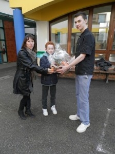 . et Victor Martin, élève de 5eA, a remporté la coupe de fruits mise en jeu et remise par Mme Louise, son professeur principal et Logan, notre adjoint de cuisine.