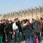 Devant le Louvre