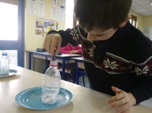 Vider des sachets de levure chimique dans la bouteille.