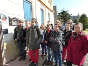 Devant le Mémorial du raid de 1942