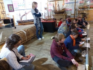 Chacun est bien concentré à l'écoute des explications du guide sur la construction navale...