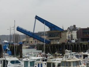 Visite des ports. Nous avons la chance de voir la levée du pont et l'entrée des chalutiers  retardataires.  Plus loin, les élèves assistent au déchargement des coquilles fraîchement pêchées...