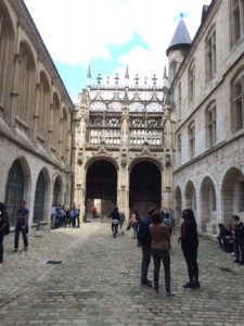 Dans la cour des Libraires, M. tamarelle n'a pas manqué l'occasion de faire remarquer que nous étions à côté des vestiges de la cathédrale de saint Victrice