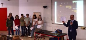 Remise de diplômes par monsieur de Beaucoudrey aux Ambassadeurs de 5A devant la photographie de notre collège en bleu.